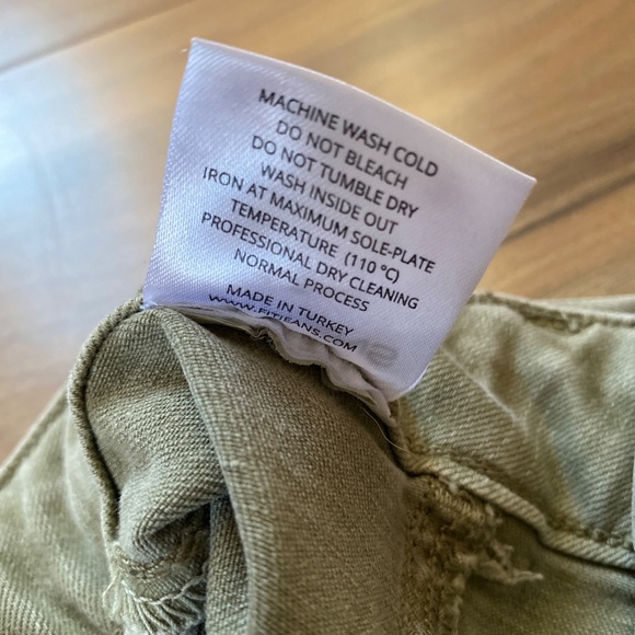 Fitjeans - Pastel Flared khaki (Like New) - Picture 11 of 11